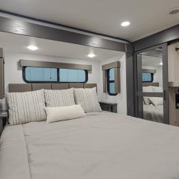 2025 Valor 40V13 Interior