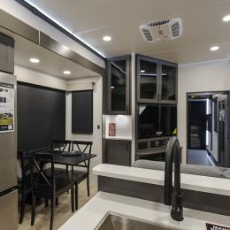 2025 Valor 44V14 Interior