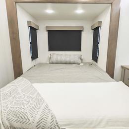 2026 Valor 23T15 Travel Trailer - Toy Hauler